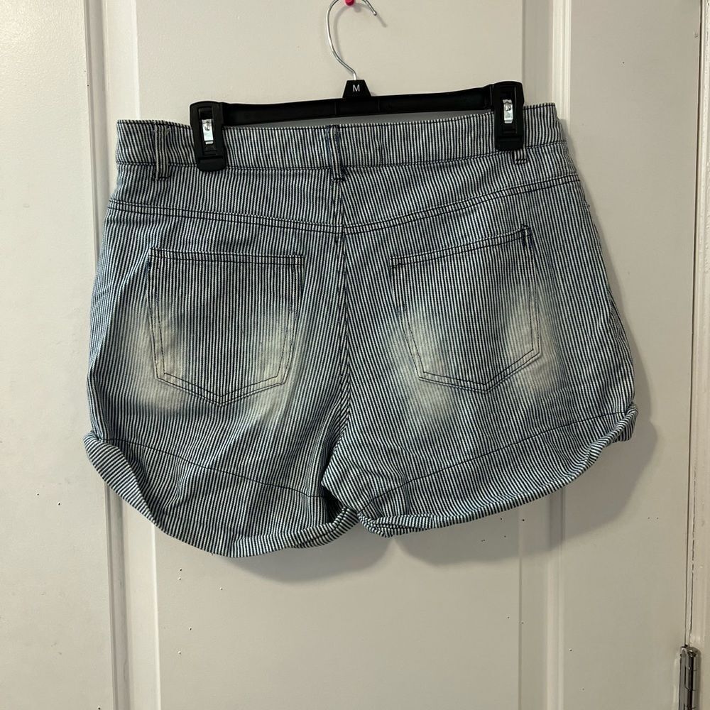 Shorts - Picture 2 of 4